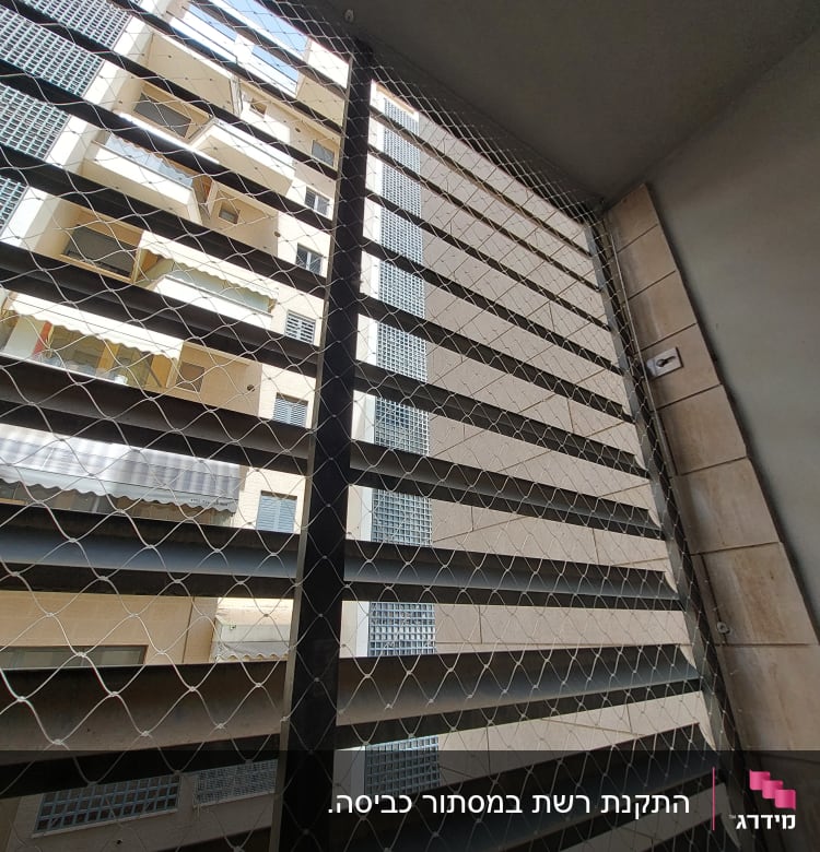 רשת מתכת על חלון למניעת כניסת יונים